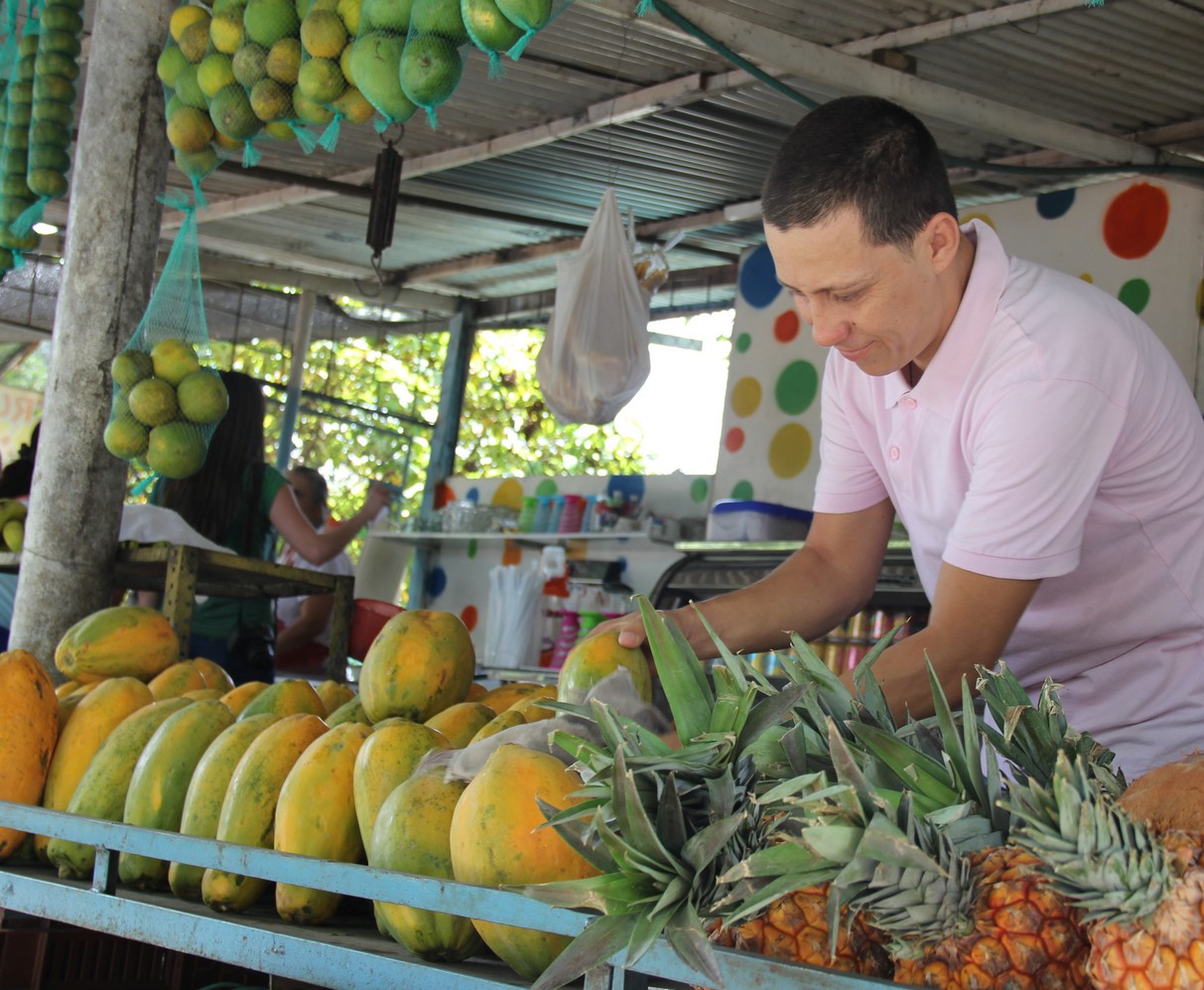 Bismar organiza las frutas del negocio familiar